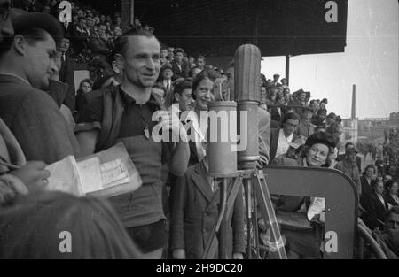 Warszawa, 1947-09-28. Stadion wojskowego Klubu Sportowego Legia. Pierwszy powojenny Wyœcig Kolarski Dooko³a Polski na trasie Kraków-Warszawa (VI Tour de Pologne). Nz. przed mikrofonem kolarz Marian RzeŸnicki (zwyciêzca etapu II Bytom-Czêstochowa oraz zdobywca czwartego miejsca na etapie £ódŸ-Warszawa). Z lewej sprawozdawca sportowy Polskiego Radia Józef Ma³gorzewski. bk/ppr  PAP      Warsaw, Sept. 28, 1947. Stadium of the Legia military sports club. The first cycling race around Poland after the war (VI Tour de Pologne) from Cracow to Warsaw. Pictured: talking into microphone cyclist Marian Rz Stock Photo