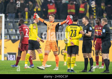 jubilation goalwart Manuel NEUER (M) at the final whistle while Emre CAN (DO, No.23) lets referee Felix ZWAYER (GER) explain his decisions; final jubilation; Soccer 1st Bundesliga, 14th matchday, Borussia Dortmund (DO) - FC Bayern Munich (M) 2: 3, on December 04, 2021 in Dortmund/Germany. DFL regulations prohibit any use of photographs as image sequences and/or quasi-video Stock Photo