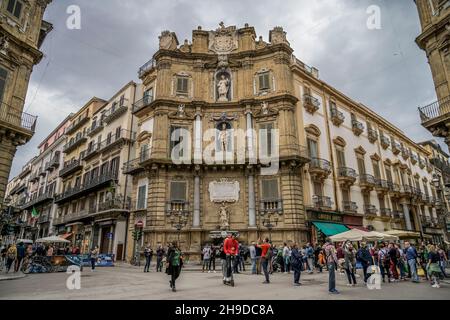 Piazza Quattro Canti, Ecke zum Viertel la Loggia mit Schutzheiliger Oliva, Palermo, Sizilien, Italien Stock Photo