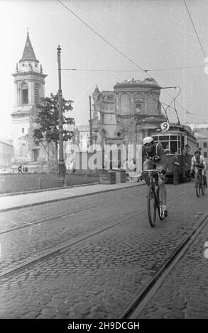 Warszawa, 1947-09-28. Pl. Trzech Krzy¿y. Pierwszy powojenny Wyœcig Kolarski Dooko³a Polski na trasie Kraków–Warszawa (VI Tour de Pologne). Nz. kolarze na finiszu ostatniego etapu £ódŸ—Warszawa. W tle ruiny koœcio³a pw. œw. Aleksandra i tramwaj linii nr 9. bk/ppr  PAP      Warsaw, Sept. 28, 1947. Trzech Krzyzy Square. The first cycling race around Poland after the war (VI Tour de Pologne) from Cracow to Warsaw.  Pictured: cyclists on the finish of the last stage from Lodz to Warsaw. In the background ruins of St. Alexander Church and a tram No 9.  bk/mgs  PAP Stock Photo