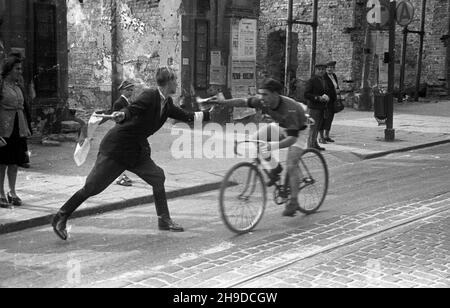 Warszawa, 1947-09-28. Pierwszy powojenny Wyœcig Kolarski Dooko³a Polski na trasie Kraków–Warszawa (VI Tour de Pologne). Nz. jeden z kolarzy na finiszu ostatniego etapu £ódŸ—Warszawa. bk/ppr  PAP      Poland, Sept. 28, 1947. The first cycling race around Poland after the war (VI Tour de Pologne) from Cracow to Warsaw.   Pictured: a cyclist on the finish of the last stage Lodz-Warsaw.  bk/mgs  PAP Stock Photo