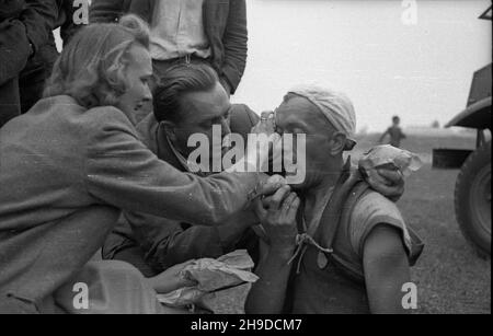 Warszawa, 1947-09-28. Stadion Wojskowego Klubu Sportowego Legia. Pierwszy powojenny Wyœcig Kolarski Dooko³a Polski na trasie Kraków–Warszawa (VI Tour de Pologne) zorganizowany przez Spó³dzielnê Wydawnicz¹ Czytelnik. Zakoñczenie ostatniego IV etapu £ódŸ–Warszawa. Nz. ocierany z potu przez obs³ugê Mieczys³aw Kapiak ps. Szpagat z klubu Elektrycznoœæ Warszawa, zdobywca drugiego miejsca ostatniego etapu £ódŸ–Warszawa.  bk/ppr  PAP      Cracow, Sept. 25,  1947. The first after the war Cycling Race around Poland (VI Tour de Pologne) from Cracow to Warsaw. The finish of the last stage Lodz-Warsaw on t Stock Photo