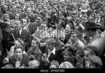 Warszawa, 1947-09-28. Pierwszy powojenny Wyœcig Kolarski Dooko³a Polski na trasie Kraków–Warszawa (VI Tour de Pologne). Meta ostatniego etapu £ódŸ-Warszawa na stadionie Wojskowego Klubu Sportowego Legia. Nz. widzowie i kibice. bk/mgs  PAP      Cracow, Sept. 25,  1947. The first after the war Cycling Race around Poland (VI Tour de Pologne) from Cracow to Warsaw. The finish of the last stage Lodz-Warsaw on the stadium of military sports club Legia. Pictured: the audience.   bk/mgs  PAP Stock Photo