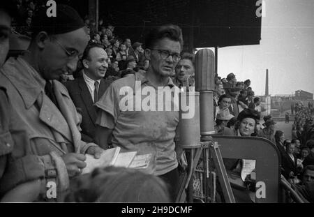 Warszawa, 1947-09-28. Stadion wojskowego Klubu Sportowego Legia. Pierwszy powojenny Wyœcig Kolarski Dooko³a Polski na trasie Kraków–Warszawa (VI Tour de Pologne). Nz. przed mikrofonem znany kolarz Lucjan Pietraszewski. bk/ppr  PAP      Warsaw, Sept. 28, 1947. Stadium of the Legia military sports club. The first cycling race around Poland after the war (VI Tour de Pologne) from Cracow to Warsaw. Pictured: famous cyclist Lucjan Pietraszewski.  bk/mgs  PAP Stock Photo