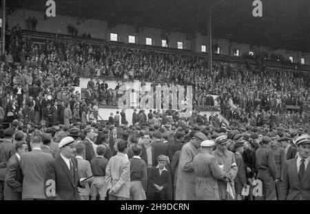 Warszawa, 1947-09-28. Pierwszy powojenny Wyœcig Kolarski Dooko³a Polski na trasie Kraków–Warszawa (VI Tour de Pologne). Meta ostatniego etapu £ódŸ-Warszawa na stadionie Wojskowego Klubu Sportowego Legia. Nz. widzowie i kibice. bk/mgs  PAP      Cracow, Sept. 25,  1947. The first after the war Cycling Race around Poland (VI Tour de Pologne) from Cracow to Warsaw. The finish of the last stage Lodz-Warsaw on the stadium of military sports club Legia. Pictured: the audience.   bk/mgs  PAP Stock Photo