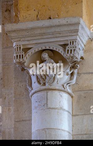 Plaimpied-Givaudins, Kirche Saint-Martin aus dem Jahre 1080, Kapitell mit der Versuchung Christi, Meister von Plaimpied Stock Photo