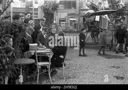 Warszawa, 1947-10. Festyn w ramach Tygodnia Ligi Lotniczej (12-19 paŸdziernika). Nz. sprzeda¿ broszur i czasopisma Skrzydlata Polska. mb/gr  PAP    Dok³adny dzieñ wydarzenia nieustalony.      Warsaw, Oct. 1947. A fete as part of the Aviation League Week (Oct. 12-19). Pictured: a stand selling booklets and the Skrzydlata Polska magazine.  mb/gr  PAP Stock Photo