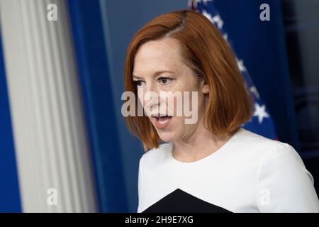 Washington, Vereinigte Staaten. 06th Dec, 2021. White House Press Secretary Jen Psaki holds a news conference at the White House in Washington, DC, December 6, 2021. Credit: Chris Kleponis/CNP/dpa/Alamy Live News Stock Photo