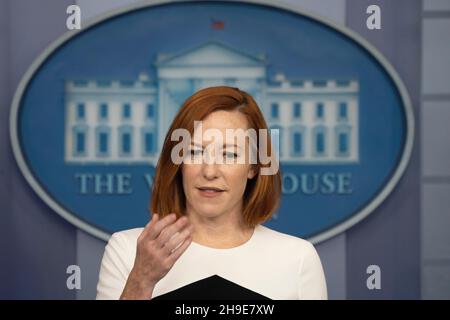 Washington, Vereinigte Staaten. 06th Dec, 2021. White House Press Secretary Jen Psaki holds a news conference at the White House in Washington, DC, December 6, 2021. Credit: Chris Kleponis/CNP/dpa/Alamy Live News Stock Photo