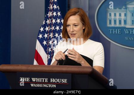 Washington, Vereinigte Staaten. 06th Dec, 2021. White House Press Secretary Jen Psaki holds a news conference at the White House in Washington, DC, December 6, 2021. Credit: Chris Kleponis/CNP/dpa/Alamy Live News Stock Photo