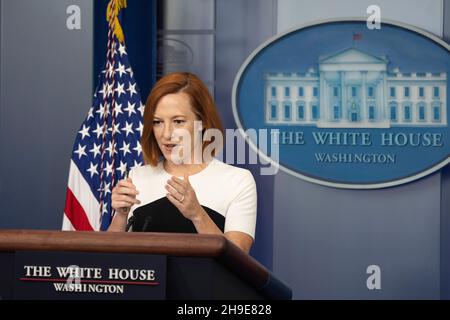 Washington, Vereinigte Staaten. 06th Dec, 2021. White House Press Secretary Jen Psaki holds a news conference at the White House in Washington, DC, December 6, 2021. Credit: Chris Kleponis/CNP/dpa/Alamy Live News Stock Photo