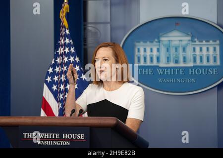 Washington, Vereinigte Staaten. 06th Dec, 2021. White House Press Secretary Jen Psaki holds a news conference at the White House in Washington, DC, December 6, 2021. Credit: Chris Kleponis/CNP/dpa/Alamy Live News Stock Photo