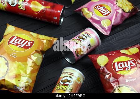 KHARKOV, UKRAINE - JANUARY 3, 2021: Various flavoured of lay's and pringles potato chips in classic packages design. Worldwide famous brands of potato Stock Photo