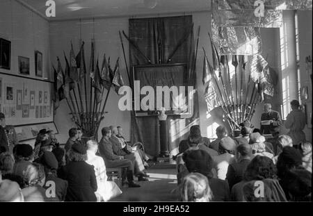 Warszawa, 1947-10-18. Otwarcie w Muzeum Wojska Polskiego okolicznoœciowej wystawy w 130. rocznicê œmierci Tadeusza Koœciuszki. mb/gr  PAP      Warsaw, Oct. 18, 1947. The opening of an exhibition marking the 130th anniversary of Tadeusz Kosciuszko's death at the Polish Army Museum.   mb/gr  PAP Stock Photo