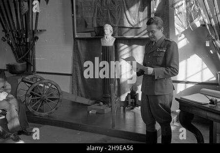 Warszawa, 1947-10-18. Otwarcie w Muzeum Wojska Polskiego okolicznoœciowej wystawy w 130. rocznicê œmierci Tadeusza Koœciuszki. mb/gr  PAP      Warsaw, Oct. 18, 1947. The opening of an exhibition marking the 130th anniversary of Tadeusz Kosciuszko's death at the Polish Army Museum.   mb/gr  PAP Stock Photo