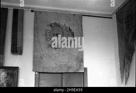 Warszawa, 1947-10-18. Otwarcie w Muzeum Wojska Polskiego okolicznoœciowej wystawy w 130. rocznicê œmierci Tadeusza Koœciuszki. Nz. sztandar. mb/gr  PAP      Warsaw, Oct. 18, 1947. The opening of an exhibition marking the 130th anniversary of Tadeusz Kosciuszko's death at the Polish Army Museum. Pictured: a banner.  mb/gr  PAP Stock Photo