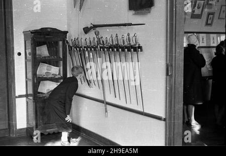 Warszawa, 1947-10-18. Otwarcie w Muzeum Wojska Polskiego okolicznoœciowej wystawy w 130. rocznicê œmierci Tadeusza Koœciuszki. Nz. uczeñ ogl¹da ekspozycjê. mb/gr  PAP      Warsaw, Oct. 18, 1947. The opening of an exhibition marking the 130th anniversary of Tadeusz Kosciuszko's death at the Polish Army Museum. Pictured: a schoolboy visiting the exhibition.  mb/gr  PAP Stock Photo