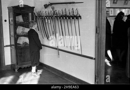 Warszawa, 1947-10-18. Otwarcie w Muzeum Wojska Polskiego okolicznoœciowej wystawy w 130. rocznicê œmierci Tadeusza Koœciuszki. Nz. uczeñ ogl¹da ekspozycjê. mb/gr  PAP      Warsaw, Oct. 18, 1947. The opening of an exhibition marking the 130th anniversary of Tadeusz Kosciuszko's death at the Polish Army Museum. Pictured: a schoolboy visiting the exhibition.  mb/gr  PAP Stock Photo