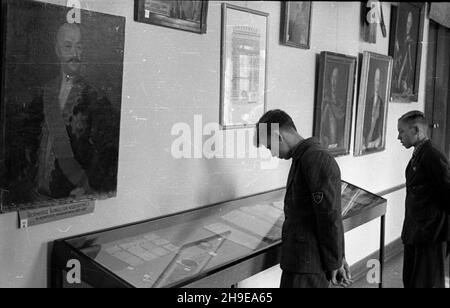 Warszawa, 1947-10-18. Otwarcie w Muzeum Wojska Polskiego okolicznoœciowej wystawy w 130. rocznicê œmierci Tadeusza Koœciuszki. Nz. uczniowie ogl¹daj¹ ekspozycjê. mb/gr  PAP      Warsaw, Oct. 18, 1947. The opening of an exhibition marking the 130th anniversary of Tadeusz Kosciuszko's death at the Polish Army Museum. Pictured: students visiting the exhibition.  mb/gr  PAP Stock Photo