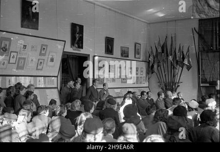 Warszawa, 1947-10-18. Otwarcie w Muzeum Wojska Polskiego okolicznoœciowej wystawy w 130. rocznicê œmierci Tadeusza Koœciuszki. mb/gr  PAP      Warsaw, Oct. 18, 1947. The opening of an exhibition marking the 130th anniversary of Tadeusz Kosciuszko's death at the Polish Army Museum.   mb/gr  PAP Stock Photo