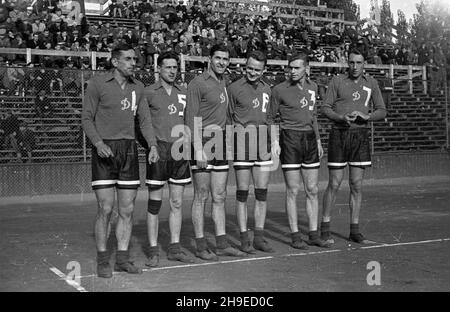 Warszawa, 1947-10-26. Mecz siatkarski Dynamo Moskwa - AZS Warszawa na centralnym korcie Legii przy ul. Myœliwieckiej. Nz. dru¿yna moskiewskiego Dynama. ps/gr  PAP      Warsaw, Oct. 26, 1947.  A Dynamo Moscow - AZS Warszawa volleyball match at a central court of the Legia stadium on Mysliwiecka Street. Pictured: Moscow's Dynamo team.  ps/gr  PAP