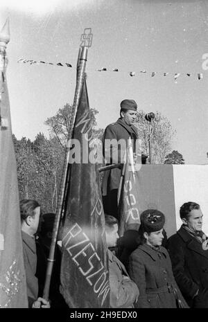 Polska, 1947-10-26. Uroczystoœci w czwart¹ rocznicê bitwy Gwardii Ludowej z Niemcami pod Kochanami. Nz. przemawia oficer Wojska Polskiego. ps/gr  PAP        Poland, Oct. 26, 1947. Ceremonies marking the 4th anniversary of the People's Guard battle with Germans at Kochany. Pictured: a Polish Army officer speaking.  ps/gr  PAP Stock Photo