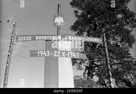 Polska, 1947-10-26. Uroczystoœci w czwart¹ rocznicê bitwy Gwardii Ludowej z Niemcami pod Kochanami. Nz. dekoracja z napisem: Czeœæ bohaterom Gwardii Ludowej.  ps/gr  PAP        Poland, Oct. 26, 1947. Ceremonies marking the 4th anniversary of the People's Guard battle with Germans at Kochany. Pictured: decoration with the slogan - in praise of the heroes of the People's Guard.  ps/gr  PAP Stock Photo