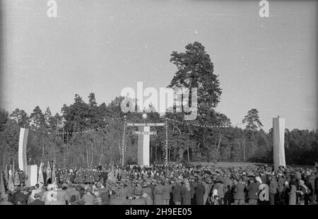 Polska, 1947-10-26. Uroczystoœci w czwart¹ rocznicê bitwy Gwardii Ludowej z Niemcami pod Kochanami. Nz. uczestnicy obchodów. ps/gr  PAP      Poland, Oct. 26, 1947. Ceremonies marking the 4th anniversary of the People's Guard battle with Germans at Kochany. Pictured: participants in the ceremonies.  ps/gr  PAP Stock Photo