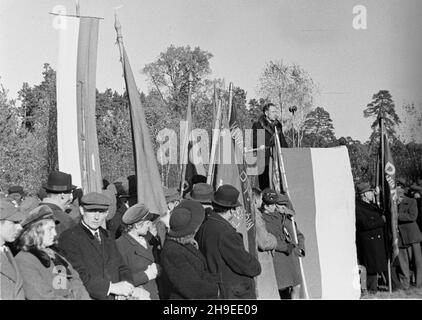 Polska, 1947-10-26. Uroczystoœci w czwart¹ rocznicê bitwy Gwardii Ludowej z Niemcami pod Kochanami. Nz. przemówienie przedstawiciela w³adz. ps/gr  PAP        Poland, Oct. 26, 1947. Ceremonies marking the 4th anniversary of the People's Guard battle with Germans at Kochany. Pictured: an official speaking.  ps/gr  PAP Stock Photo