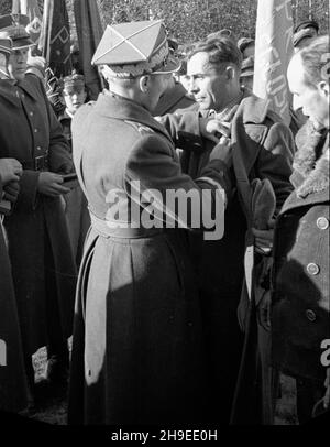 Polska, 1947-10-26. Uroczystoœci w czwart¹ rocznicê bitwy Gwardii Ludowej z Niemcami pod Kochanami. Nz. genera³ Zygmunt Duszyñski dekoruje uczestnika walk Krzy¿em Grunwaldu. ps/gr  PAP        Poland, Oct. 26, 1947. Ceremonies marking the 4th anniversary of the People's Guard battle with Germans at Kochany. Pictured: general Zygmunt Duszynski decorates a participant in the battle with the Grunwald Cross.  ps/gr  PAP Stock Photo