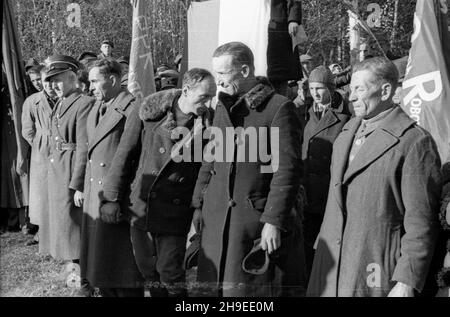 Polska, 1947-10-26. Uroczystoœci w czwart¹ rocznicê bitwy Gwardii Ludowej z Niemcami pod Kochanami. Nz. dawni partyzanci GL. ps/gr  PAP        Poland, Oct. 26, 1947. Ceremonies marking the 4th anniversary of the People's Guard battle with Germans at Kochany. Pictured: former People's Guard partisans.  ps/gr  PAP Stock Photo