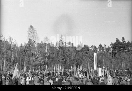 Polska, 1947-10-26. Uroczystoœci w czwart¹ rocznicê bitwy Gwardii Ludowej z Niemcami pod Kochanami. Nz. uczestnicy obchodów. ps/gr  PAP      Poland, Oct. 26, 1947. Ceremonies marking the 4th anniversary of the People's Guard battle with Germans at Kochany. Pictured: participants in the ceremonies.  ps/gr  PAP Stock Photo