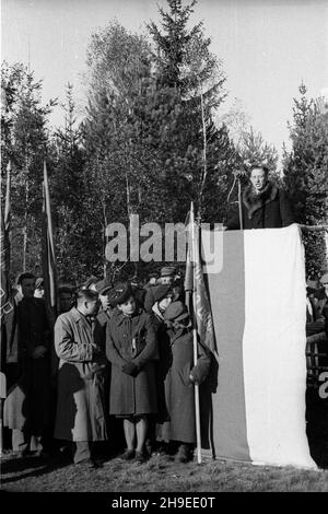 Polska, 1947-10-26. Uroczystoœci w czwart¹ rocznicê bitwy Gwardii Ludowej z Niemcami pod Kochanami. Nz. przemówienie przedstawiciela w³adz. ps/gr  PAP        Poland, Oct. 26, 1947. Ceremonies marking the 4th anniversary of the People's Guard battle with Germans at Kochany. Pictured: an official speaking.  ps/gr  PAP Stock Photo