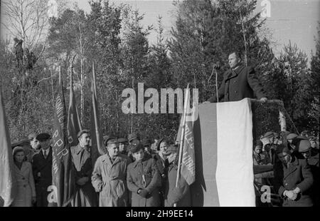 Polska, 1947-10-26. Uroczystoœci w czwart¹ rocznicê bitwy Gwardii Ludowej z Niemcami pod Kochanami. Nz. przemówienie przedstawiciela w³adz. ps/gr  PAP        Poland, Oct. 26, 1947. Ceremonies marking the 4th anniversary of the People's Guard battle with Germans at Kochany. Pictured: an official speaking.  ps/gr  PAP Stock Photo