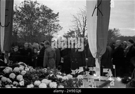 Warszawa, 1947-11-01. Dzieñ Wszystkich Œwiêtych na cmentarzu Wojskowym na Pow¹zkach. Nz. ludzie przy pomniku ¿o³nierzy Armii Krajowej. ps/gr  PAP      Warsaw, Nov.  1, 1947. All Saints' Day at the Powazki military cemetery. Pictured: people at the Home Army monument.  ps/gr  PAP Stock Photo