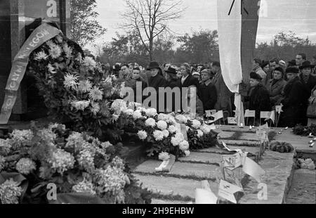 Warszawa, 1947-11-01. Dzieñ Wszystkich Œwiêtych na cmentarzu Wojskowym na Pow¹zkach. Nz. ludzie przed pomnikiem ¿o³nierzy Armii Krajowej. ps/gr  PAP      Warsaw, Nov. 1, 1947. All Saints' Day at the Powazki Military Cemetery. Pictured: people at foot of the monument to the Home Army's Soldiers.   ps/gr  PAP Stock Photo