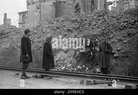 Warszawa, 1947-11-01. Dzieñ Wszystkich Œwiêtych. Nz. warta honorowa przed tablic¹ ku czci poleg³ych w Powstaniu Warszawskim. ps/gr  PAP      Warsaw, Nov. 1, 1947. All Saints' Day.  Pictured: the guard of honour at the plaque commemorating the fallen in Warsaw Uprising.   ps/gr  PAP Stock Photo