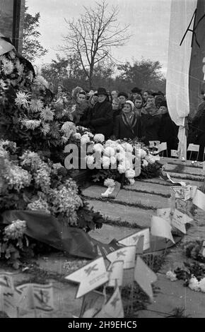 Warszawa, 1947-11-01. Dzieñ Wszystkich Œwiêtych na cmentarzu Wojskowym na Pow¹zkach. Nz. ludzie przed pomnikiem ¿o³nierzy Armii Krajowej. ps/gr  PAP      Warsaw, Nov. 1, 1947. All Saints' Day at the Powazki Military Cemetery. Pictured: people at foot of the monument to the Home Army's Soldiers.   ps/gr  PAP Stock Photo