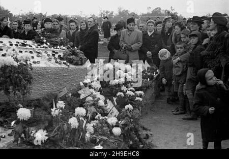 Warszawa, 1947-11-01. Dzieñ Wszystkich Œwiêtych na cmentarzu Wojskowym na Pow¹zkach. Nz. ludzie przed grobem poleg³ych ¿o³nierzy. ps/gr  PAP      Warsaw, Nov. 1, 1947. All Saints' Day at the Powazki Military Cemetery. Pictured: people at graves of the Home Army's soldiers.   ps/gr  PAP Stock Photo