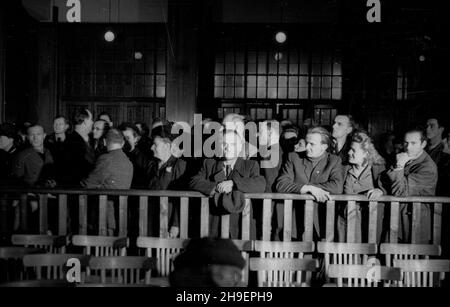 Kraków, 1947-11-24. Posiedzenie Najwy¿szego Trybuna³u Narodowego w sali Muzeum Narodowego. Pierwszy dzieñ rozprawy przeciwko 40 zbrodniarzom hitlerowskim z SS, cz³onkom za³ogi niemieckiego obozu zag³ady w Auschwitz-Birkenau (Oœwiêcim- Brzezinka).  bk/mgs  PAP      Cracow, Nov. 24, 1947. The session of the Highgest National Tribunal at a National Museum Hall. The 1st day of the trial against 40 Nazi criminals from the SS, staffers of the Nazi death camp in Auschwitz-Birkenau (Oswiecim- Brzezinka).   bk/mgs  PAP