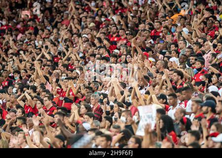 Rio De Janeiro, Brazil. 06th Dec, 2021. Fans during Flamengo x Santos for the 37th round of the 2021 Brazilian Championship, this Monday night (6), at Maracanã, in Rio de Janeiro, RJ. Credit: Celso Pupo/FotoArena/Alamy Live News Stock Photo