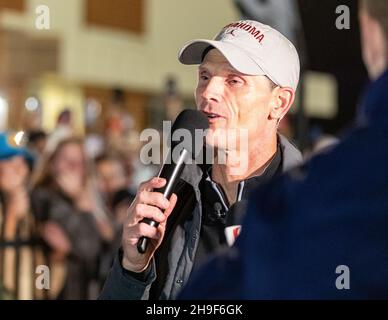 Norman, Oklahoma, USA. 5th Dec, 2021. Oklahoma Head football coach Brent Venables greets the Sooner fans as they cheered on his arrival in Norman, Oklahoma on December 5, 2021 at Max Westheimer Airport. (Credit Image: © Nicholas Rutledge/ZUMA Press Wire) Stock Photo