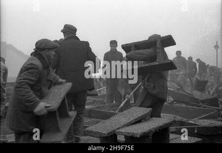 Warszawa, 1948-01. Pl. Trzech Krzy¿y. Budowa siedziby Ministerstwa Przemys³u i Handlu. Gmach wg projektu Stanis³awa Rych³owskiego i Stanis³awa Bieñkuñskiego wznoszono w latach 1946-48. W konstrukcji budynku zastosowano nowatorskie rozwi¹zania, m.in. pustaki produkowane na miejscu z mielonego gruzu (tzw. gruzobeton). Nz. uk³adanie pustaków. po/mgs  PAP    Dok³adny dzieñ wydarzenia nieustalony.      Warsaw, Jan., 1948. Three Crosses Square. Building of Industry and Trade Ministry HQ. The buiding designed by Stanislaw Rychlowski and Stanislawa Bienkunski was constructed in 1946-48 with the use of Stock Photo