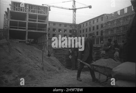 Warszawa, 1948-01. Pl. Trzech Krzy¿y. Budowa siedziby Ministerstwa Przemys³u i Handlu. Gmach wg projektu Stanis³awa Rych³owskiego i Stanis³awa Bieñkuñskiego wznoszono w latach 1946-48. W konstrukcji budynku zastosowano nowatorskie rozwi¹zania, m.in. pustaki produkowane na miejscu z mielonego gruzu (tzw. gruzobeton). Nz. robotnicy przy produkcji p³yt gruzobetonowych. po/mgs  PAP    Dok³adny dzieñ wydarzenia nieustalony.      Warsaw, Jan., 1948. Three Crosses Square. Building of Industry and Trade Ministry HQ. The buiding designed by Stanislaw Rychlowski and Stanislawa Bienkunski was constructed Stock Photo