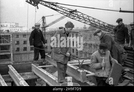 Warszawa, 1948-01. Pl. Trzech Krzy¿y. Budowa siedziby Ministerstwa Przemys³u i Handlu. Gmach wg projektu Stanis³awa Rych³owskiego i Stanis³awa Bieñkuñskiego wznoszono w latach 1946-48. W konstrukcji budynku zastosowano nowatorskie rozwi¹zania, m.in. pustaki produkowane na miejscu z mielonego gruzu (tzw. gruzobeton). Nz. robotnicy uk³adaj¹ ¿elbetowe belki stropowe. po/mgs  PAP    Dok³adny dzieñ wydarzenia nieustalony.      Warsaw, Jan., 1948. Three Crosses Square. Building of Industry and Trade Ministry HQ. The buiding designed by Stanislaw Rychlowski and Stanislawa Bienkunski was constructed i Stock Photo