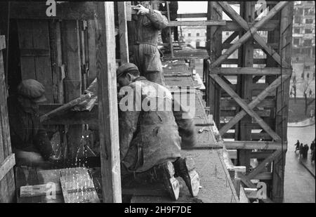 Warszawa, 1948-01. Pl. Trzech Krzy¿y. Budowa siedziby Ministerstwa Przemys³u i Handlu. Gmach wg projektu Stanis³awa Rych³owskiego i Stanis³awa Bieñkuñskiego wznoszono w latach 1946-48. W konstrukcji budynku zastosowano nowatorskie rozwi¹zania, m.in. pustaki produkowane na miejscu z mielonego gruzu (tzw. gruzobeton). Nz. cieœle montuj¹ szalunek do konstrukcji ¿elbetowej. po/mgs  PAP    Dok³adny dzieñ wydarzenia nieustalony.      Warsaw, Jan., 1948. Three Crosses Square. Building of Industry and Trade Ministry HQ. The buiding designed by Stanislaw Rychlowski and Stanislawa Bienkunski was constru Stock Photo