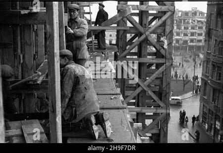 Warszawa, 1948-01. Pl. Trzech Krzy¿y. Budowa siedziby Ministerstwa Przemys³u i Handlu. Gmach wg projektu Stanis³awa Rych³owskiego i Stanis³awa Bieñkuñskiego wznoszono w latach 1946-48. W konstrukcji budynku zastosowano nowatorskie rozwi¹zania, m.in. pustaki produkowane na miejscu z mielonego gruzu (tzw. gruzobeton). Nz. cieœle montuj¹ szalunek do konstrukcji ¿elbetowej. po/mgs  PAP    Dok³adny dzieñ wydarzenia nieustalony.      Warsaw, Jan., 1948. Three Crosses Square. Building of Industry and Trade Ministry HQ. The buiding designed by Stanislaw Rychlowski and Stanislawa Bienkunski was constru Stock Photo