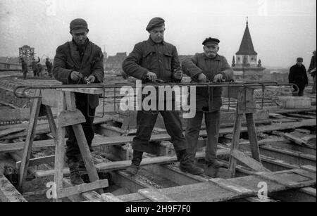 Warszawa, 1948-01. Pl. Trzech Krzy¿y. Budowa siedziby Ministerstwa Przemys³u i Handlu. Gmach wg projektu Stanis³awa Rych³owskiego i Stanis³awa Bieñkuñskiego wznoszono w latach 1946-48. W konstrukcji budynku zastosowano nowatorskie rozwi¹zania, m.in. pustaki produkowane na miejscu z mielonego gruzu (tzw. gruzobeton). Nz. zbrojarze przygotowuj¹ fragment konstrukcji ¿elbetowej. po/mgs  PAP    Dok³adny dzieñ wydarzenia nieustalony.      Warsaw, Jan., 1948. Three Crosses Square. Building of Industry and Trade Ministry HQ. The buiding designed by Stanislaw Rychlowski and Stanislawa Bienkunski was co Stock Photo