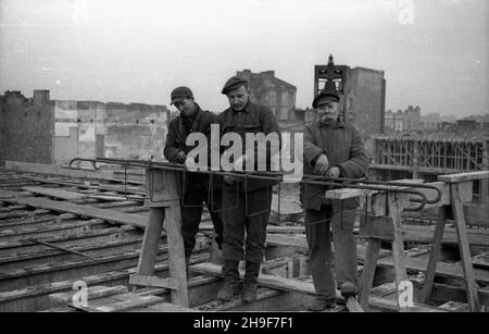 Warszawa, 1948-01. Pl. Trzech Krzy¿y. Budowa siedziby Ministerstwa Przemys³u i Handlu. Gmach wg projektu Stanis³awa Rych³owskiego i Stanis³awa Bieñkuñskiego wznoszono w latach 1946-48. W konstrukcji budynku zastosowano nowatorskie rozwi¹zania, m.in. pustaki produkowane na miejscu z mielonego gruzu (tzw. gruzobeton). Nz. zbrojarze przygotowuj¹ fragment konstrukcji ¿elbetowej. po/mgs  PAP    Dok³adny dzieñ wydarzenia nieustalony.      Warsaw, Jan., 1948. Three Crosses Square. Building of Industry and Trade Ministry HQ. The buiding designed by Stanislaw Rychlowski and Stanislawa Bienkunski was co Stock Photo