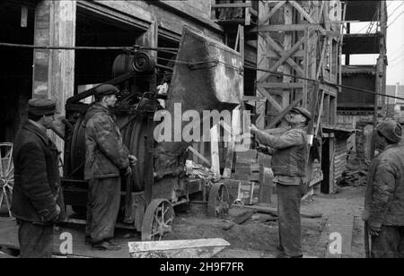 Warszawa, 1948-01. Pl. Trzech Krzy¿y. Budowa siedziby Ministerstwa Przemys³u i Handlu. Gmach wg projektu Stanis³awa Rych³owskiego i Stanis³awa Bieñkuñskiego wznoszono w latach 1946-48. W konstrukcji budynku zastosowano nowatorskie rozwi¹zania, m.in. pustaki produkowane na miejscu z mielonego gruzu (tzw. gruzobeton). Nz. robotnicy przy maszynie do mielenie gruzu.  po/mgs  PAP    Dok³adny dzieñ wydarzenia nieustalony.      Warsaw, Jan., 1948. Three Crosses Square. Building of Industry and Trade Ministry HQ. The buiding designed by Stanislaw Rychlowski and Stanislawa Bienkunski was constructed in Stock Photo